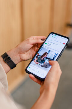 Persoon bekijkt op smartphone een LinkedIn-post van Bitemark over digitale marketingstrends 2026.