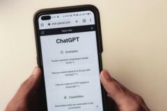 Smartphone met ChatGPT interface op scherm, voorbeeld van GEO en AI-gestuurde zoekervaring.