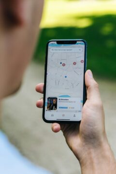 Persoon bekijkt een kaart op smartphone voor lokale seo en vindbaarheid in de buurt