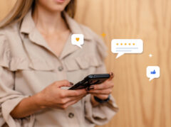 Vrouw geeft een klantreview op haar smartphone, met zwevende vijfsterrenbeoordeling, duim omhoog en hartje — social proof.