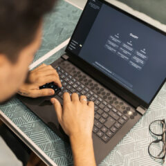 Medewerker gebruikt ChatGPT op een laptop om te onderzoeken hoe een bedrijf kan gevonden worden in AI.