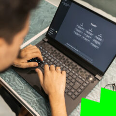 Medewerker gebruikt ChatGPT op een laptop om te onderzoeken hoe een bedrijf kan gevonden worden in AI.