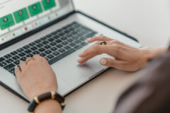 Werkneemster van Bitemark aan het werk voor marketing (GEO) bij kmo's.