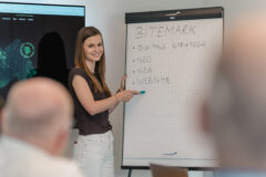 Laura van Bitemark legt digitale strategie, SEO, SEA en websites uit aan een flipchart